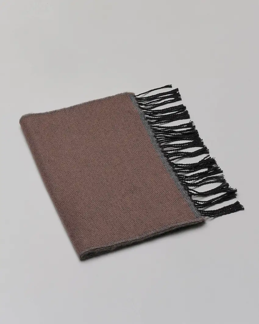 Sciarpa Pellizzari color noce in tessuto micro armatura con frange