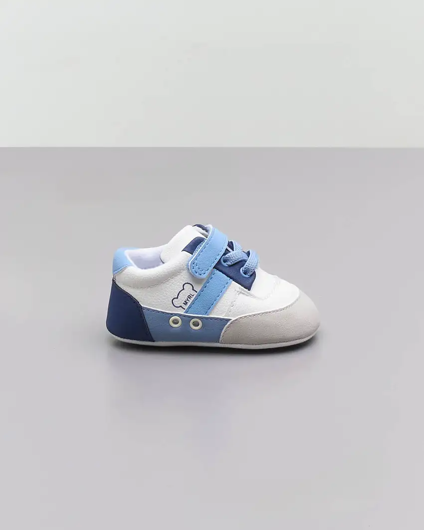 Sneakers bianche blu e azzurre con strappo e lacci