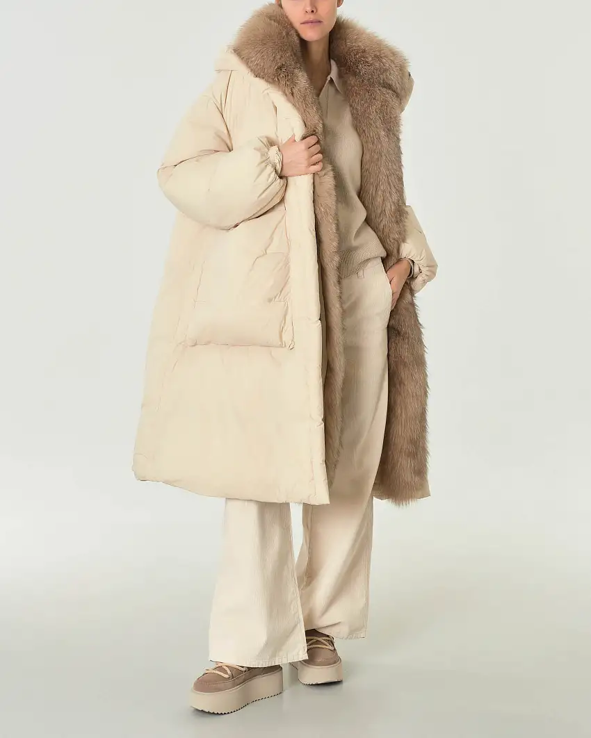 Maxi giaccone color panna imbottito con cappuccio e bordatura interna in pelliccia tono su tono