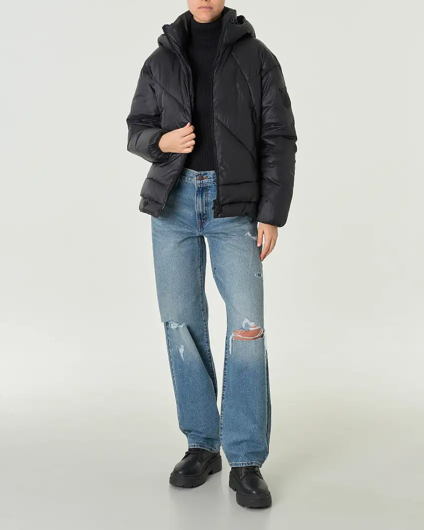 Piumino con cappuccio nero in tela tecnica con trapuntatura geometrica e cerniere laterali