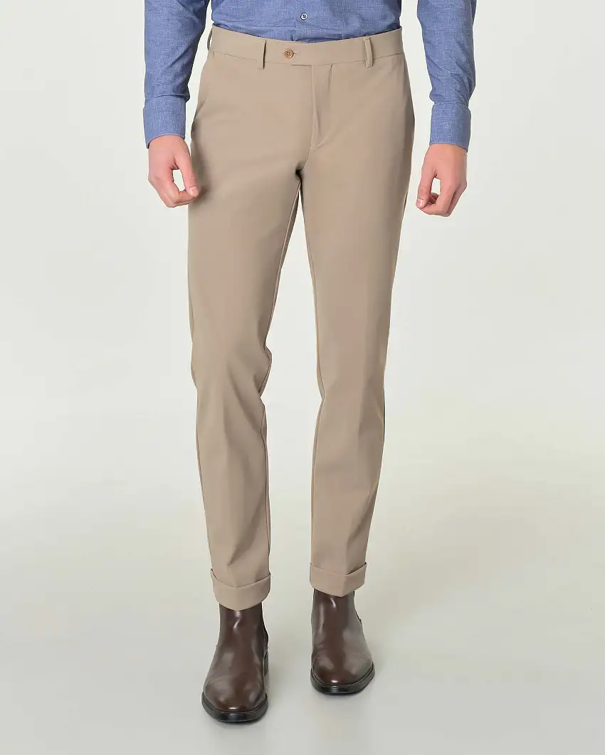 Pantaloni chino color sabbia slim-fit in tessuto tecnico con risvolto al fondo