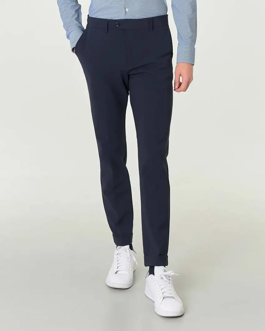 Pantaloni chino blu navy slim-fit in tessuto tecnico con risvolto al fondo