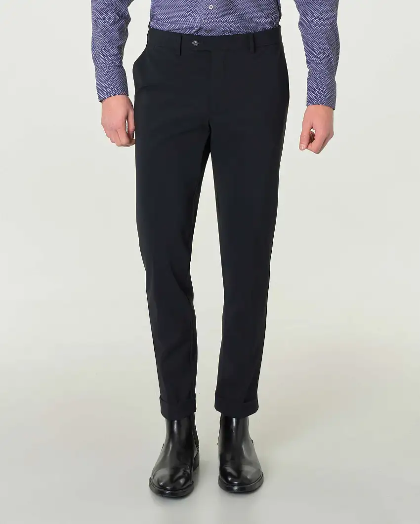 Pantaloni chino neri slim-fit in tessuto tecnico con risvolto al fondo