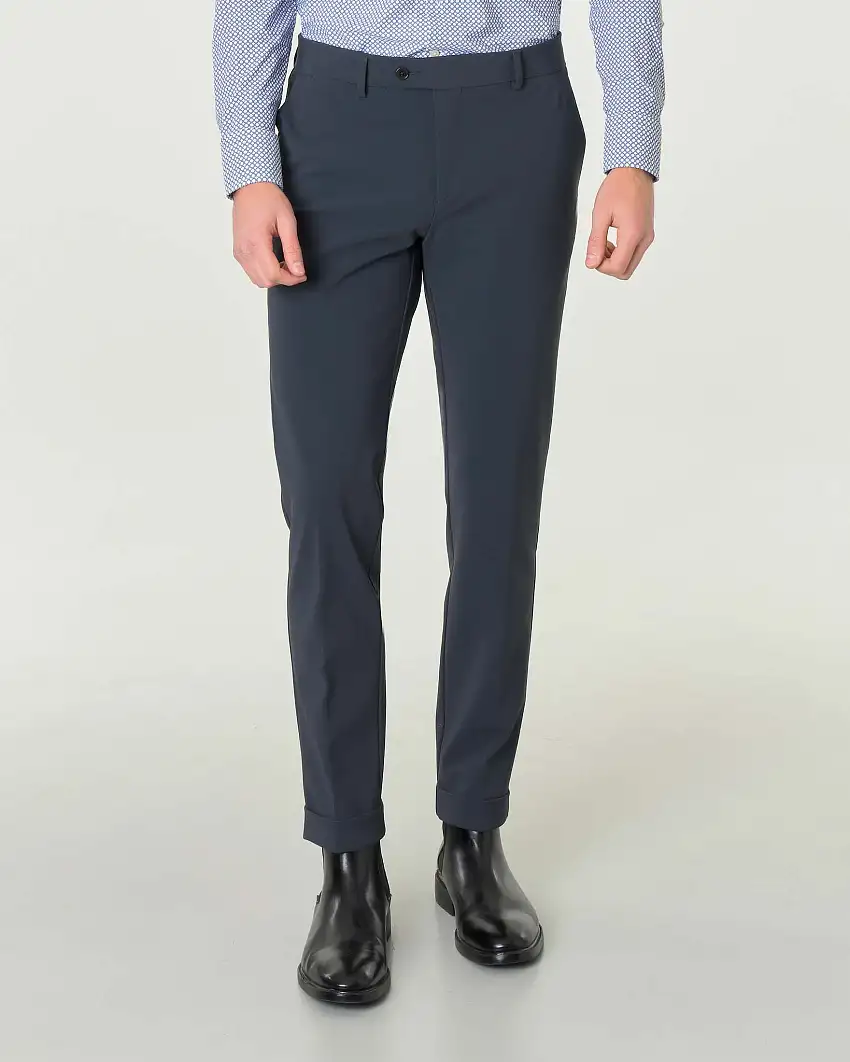Pantaloni chino color antracite slim-fit in tessuto tecnico con risvolto al fondo