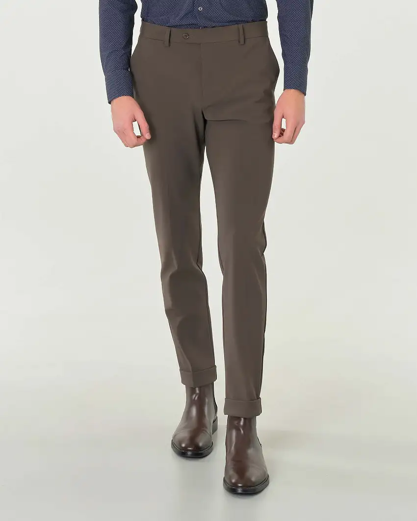Pantaloni chino color fango slim-fit in tessuto tecnico con risvolto al fondo