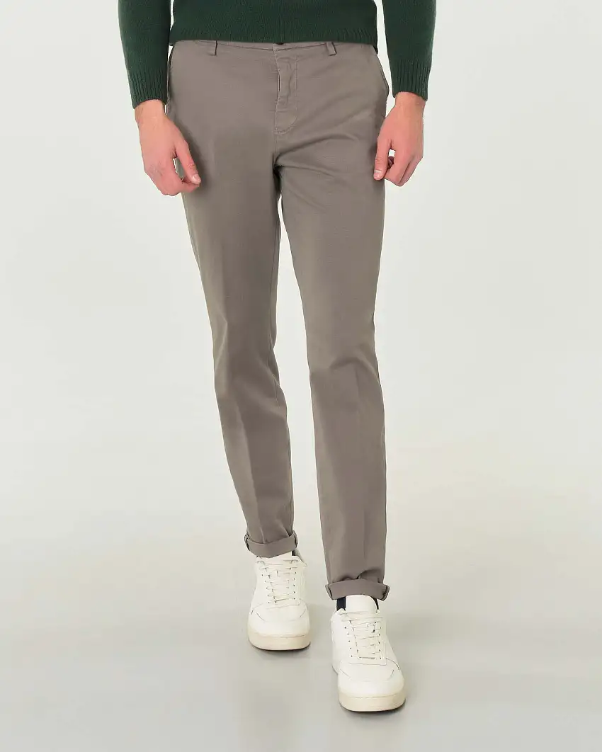 Pantaloni chino Osaka color fango slim-fit in tessuto micro chevron di cotone stretch
