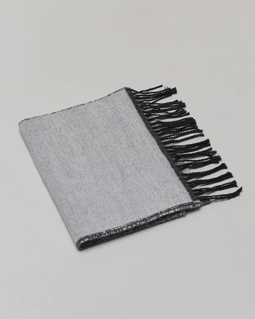 Sciarpa Pellizzari grigio chiaro in tessuto micro armatura con frange