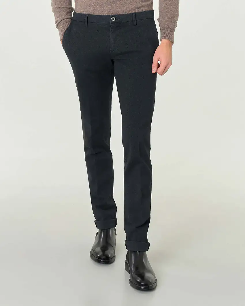 Pantaloni chino Levanto color antracite slim-fit in tessuto ad armatura chevron nera