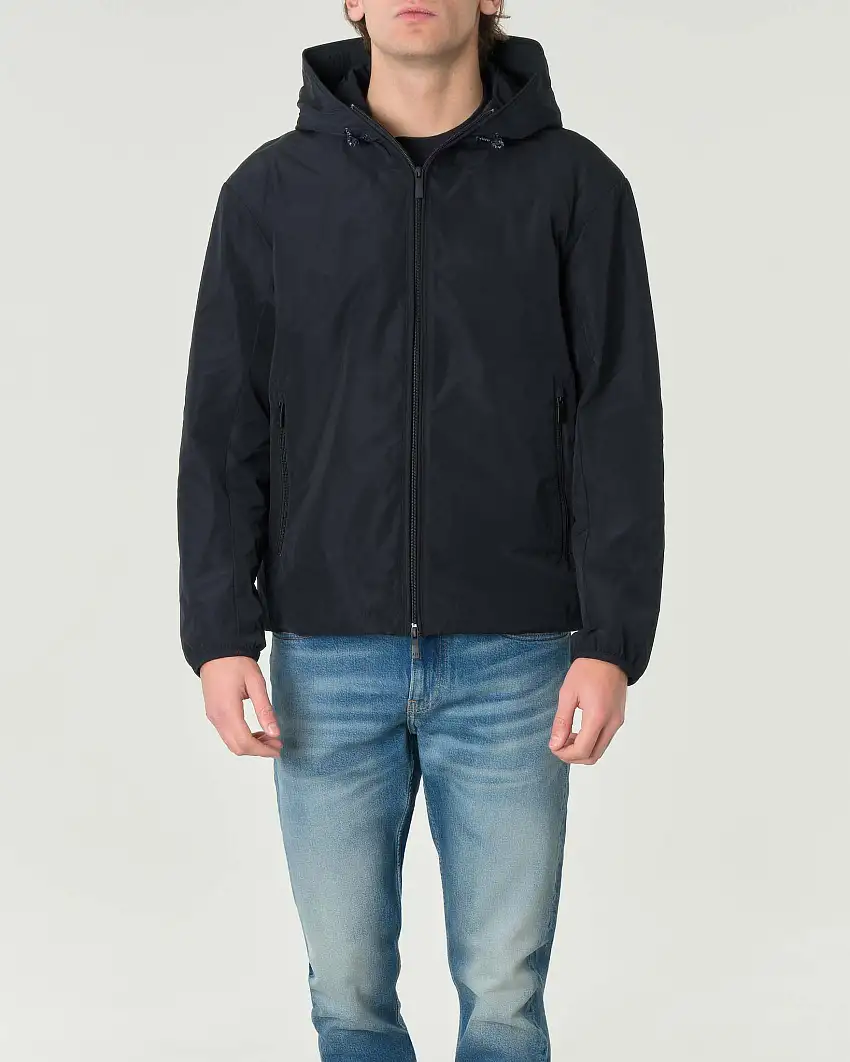 Giubbino blu con cappuccio in tessuto antivento con tasche laterali con cerniera