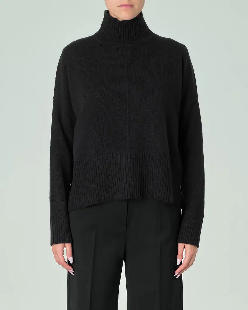 Maglia boxy nera in puro cashmere con collo alto e nervature a rilievo