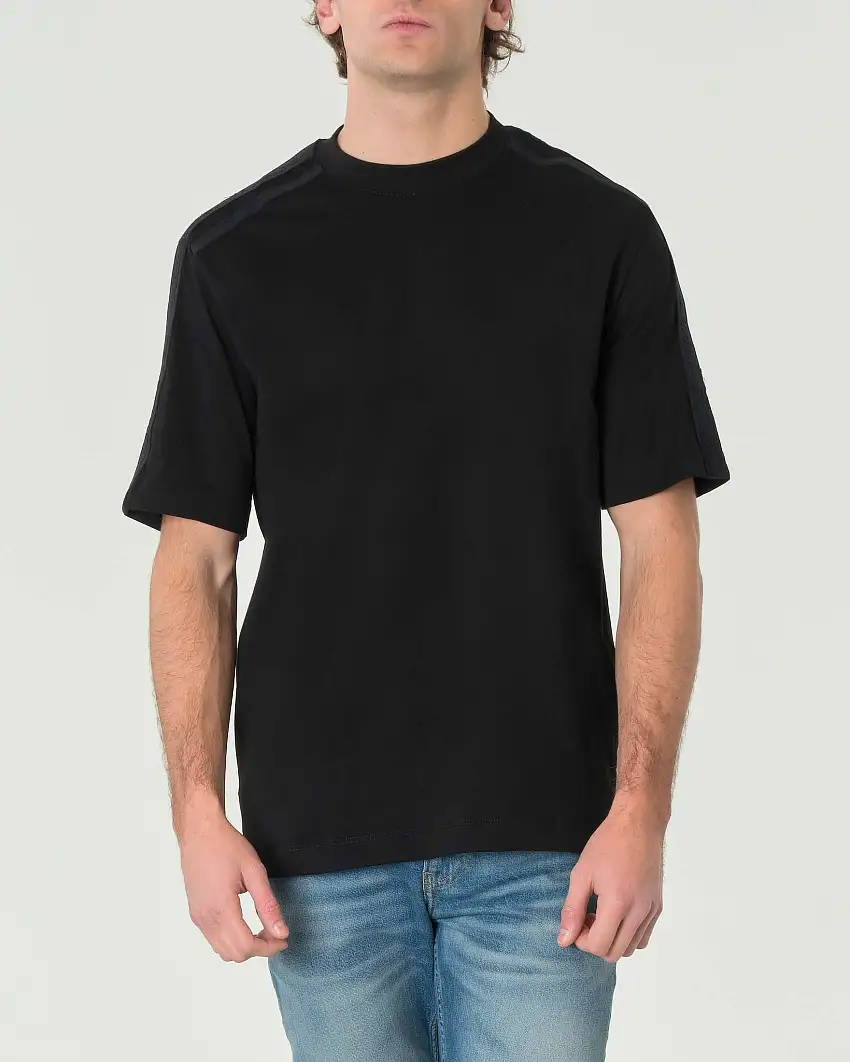 T-shirt nera girocollo in puro cotone con tape logo in rilievo tono su tono su spalle e maniche
