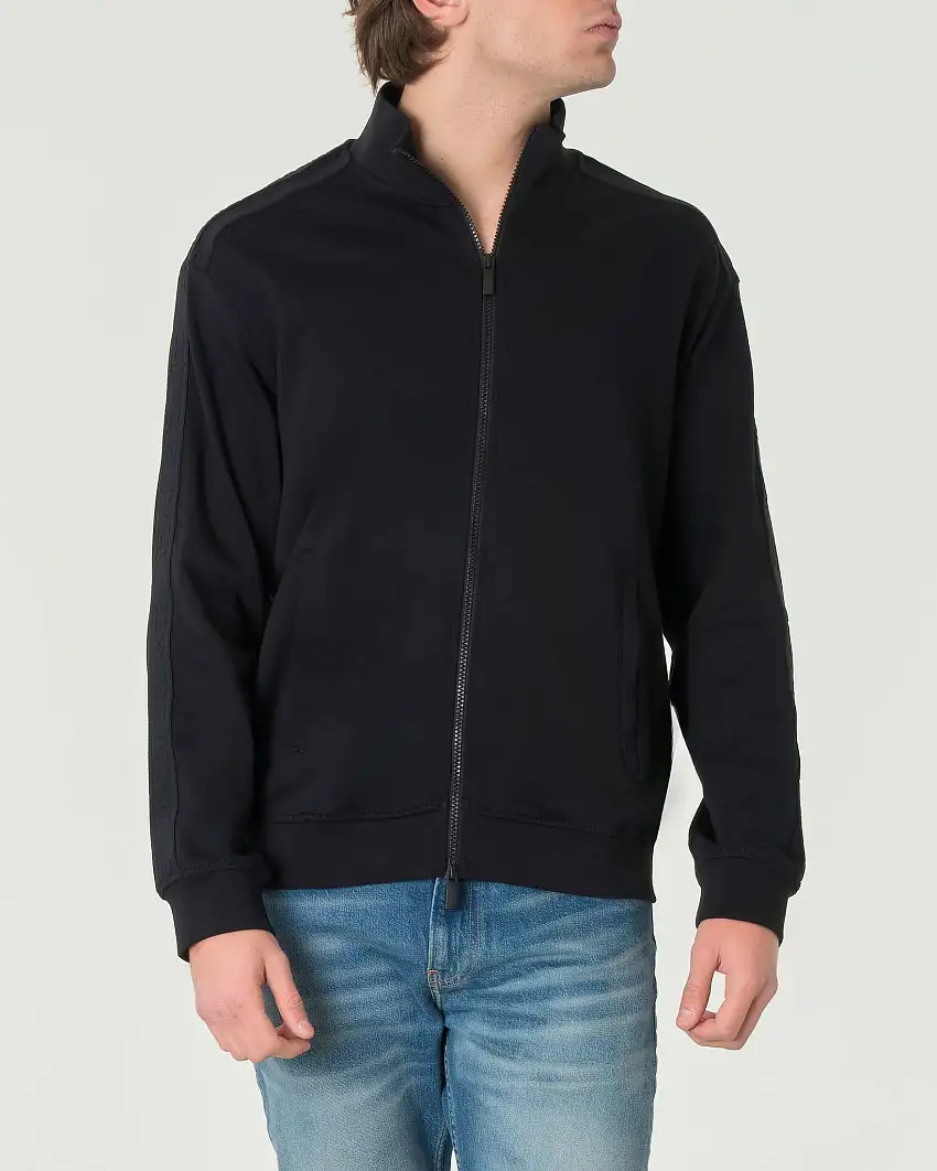Felpa nera in puro cotone con tape logo sulle spalle e chiusura zip
