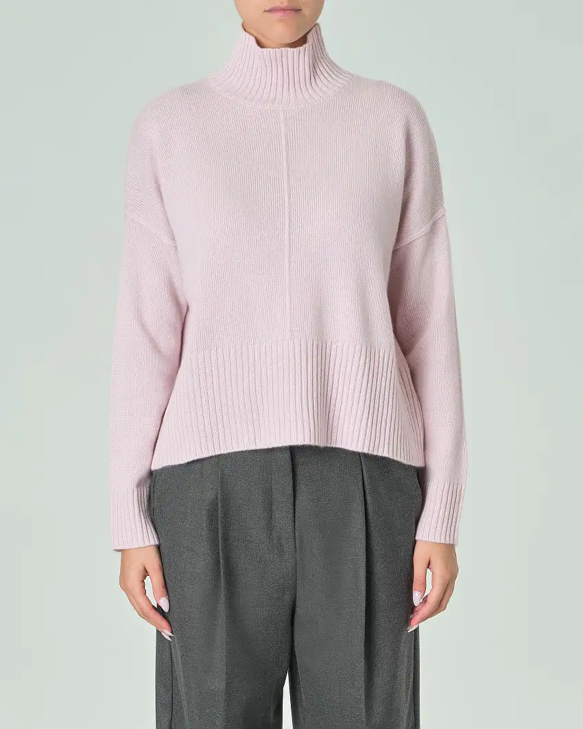 Maglia boxy rosa in puro cashmere con collo alto e nervature a rilievo