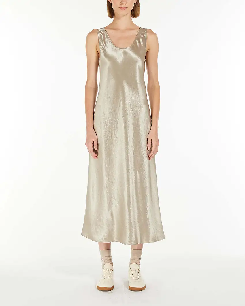 Abito lungo color oro in tessuto effetto satin senza maniche con scollo ampio