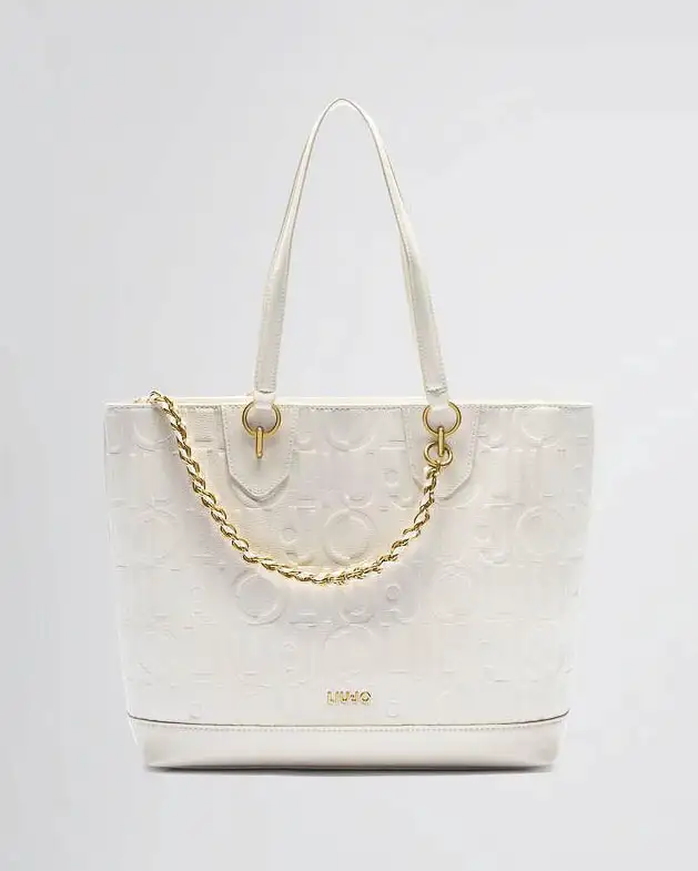 Shopping bag bianca in similpelle con motivo logo a rilievo all over embossed e catena decorativa intarsiata