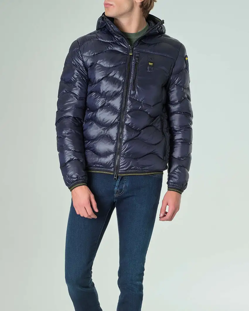 Piumino blu con cappuccio fisso e trapuntatura ad onde