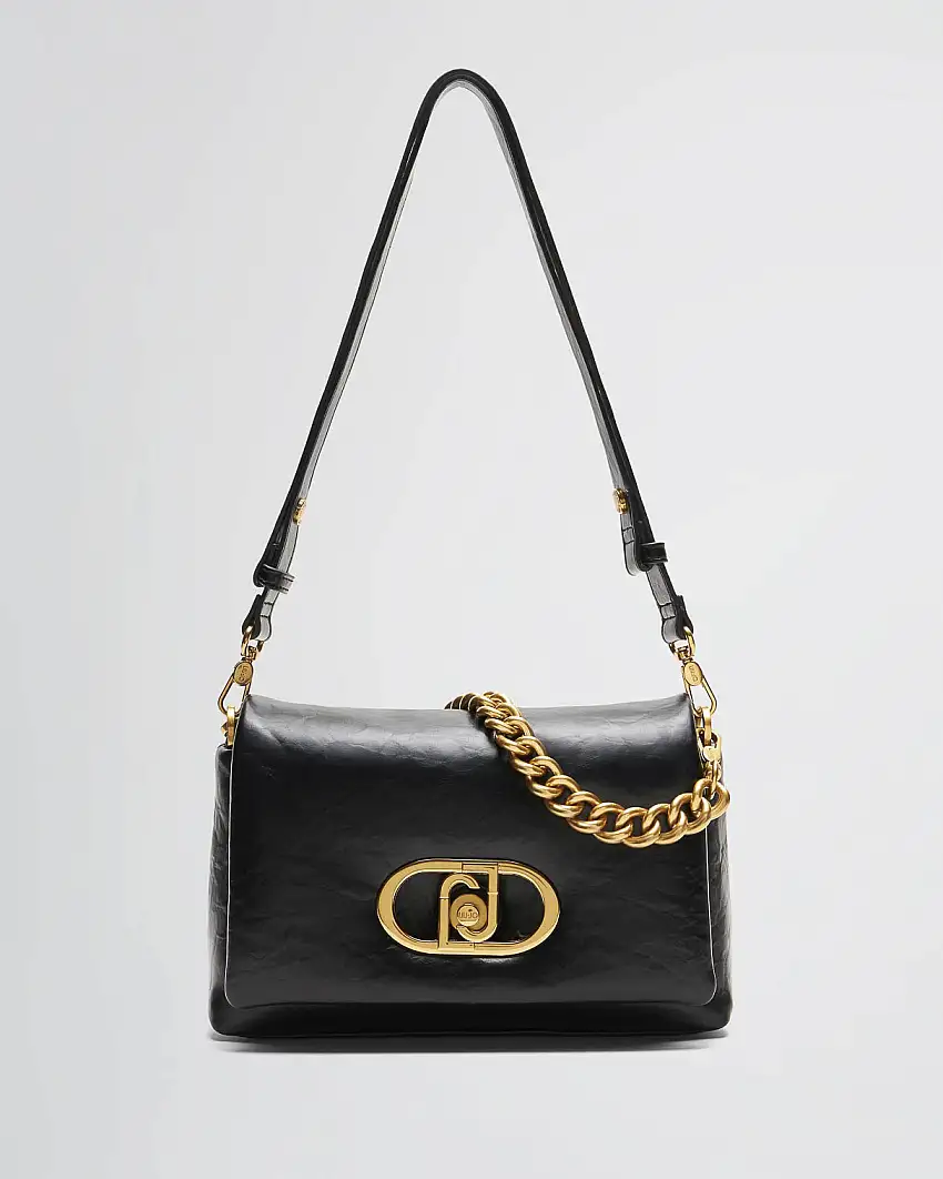 Puffy bag nera in similpelle imbottita con maxi placca logo dorata effetto cut-out sulla patta