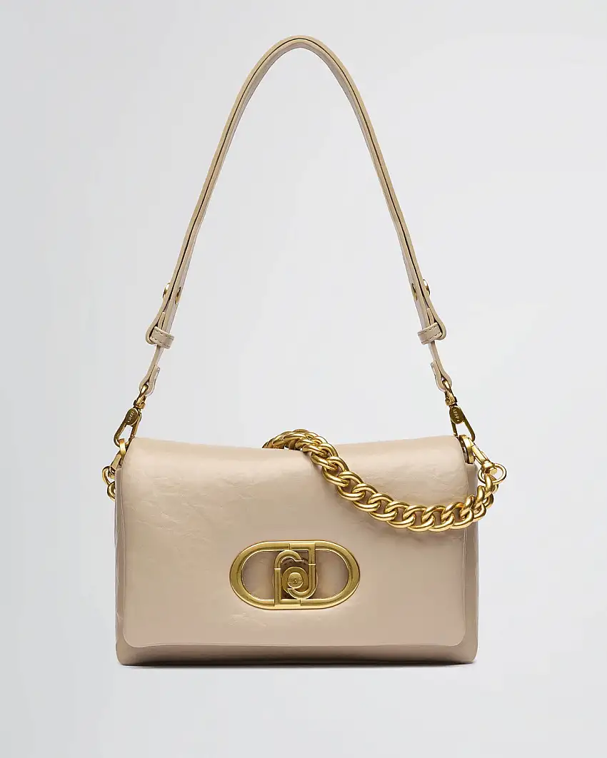 Puffy bag color tortora in similpelle imbottita con maxi placca logo dorata effetto cut-out sulla patta