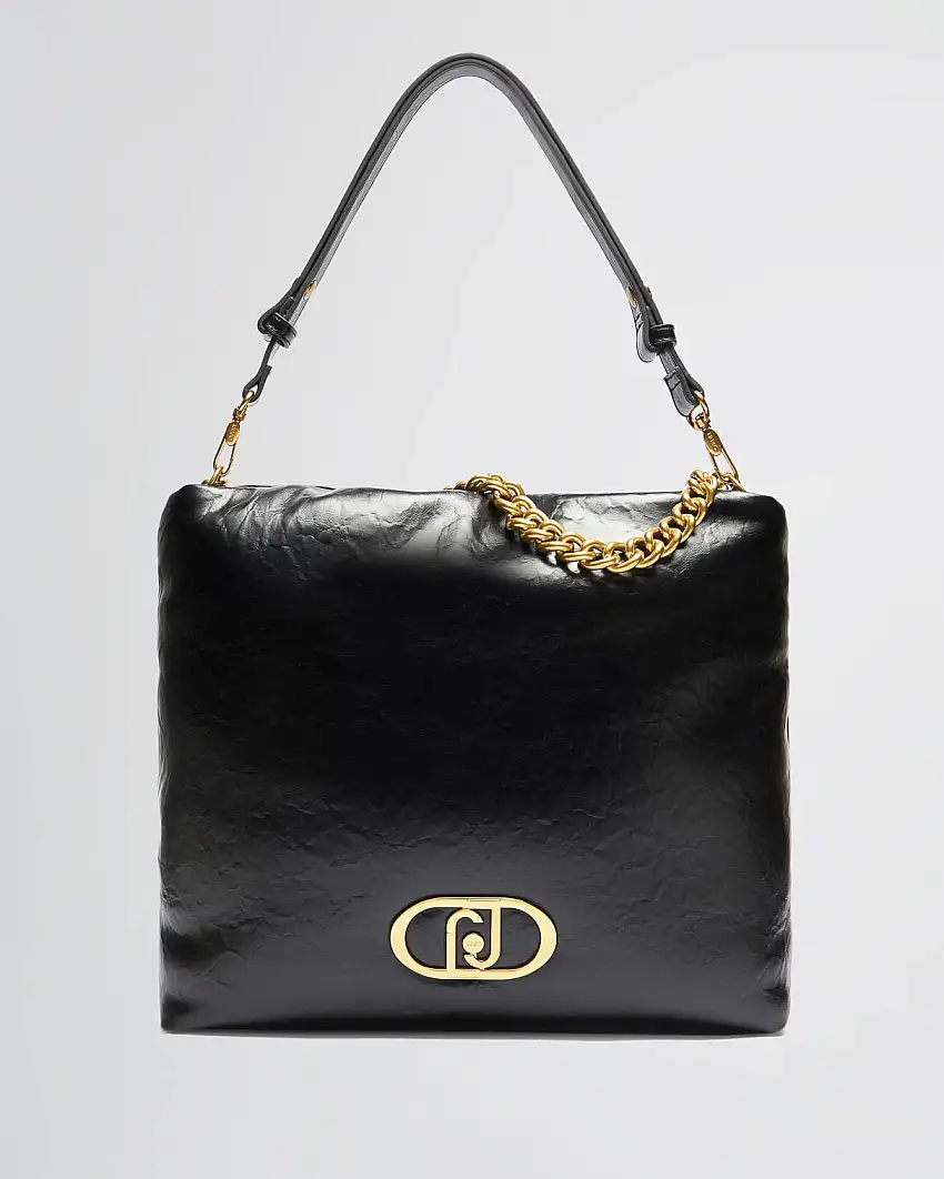 Puffy tote bag nera in similpelle imbottita con maxi placca logo e catena dorata inamovibile