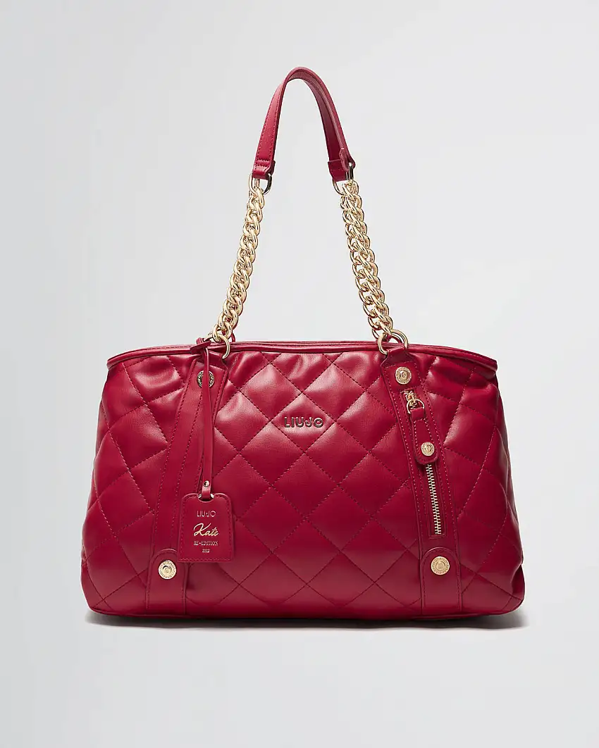 Borsa Kate a spalla rossa misura grande in pelle nera matelassé logo in metallo e charm frontale