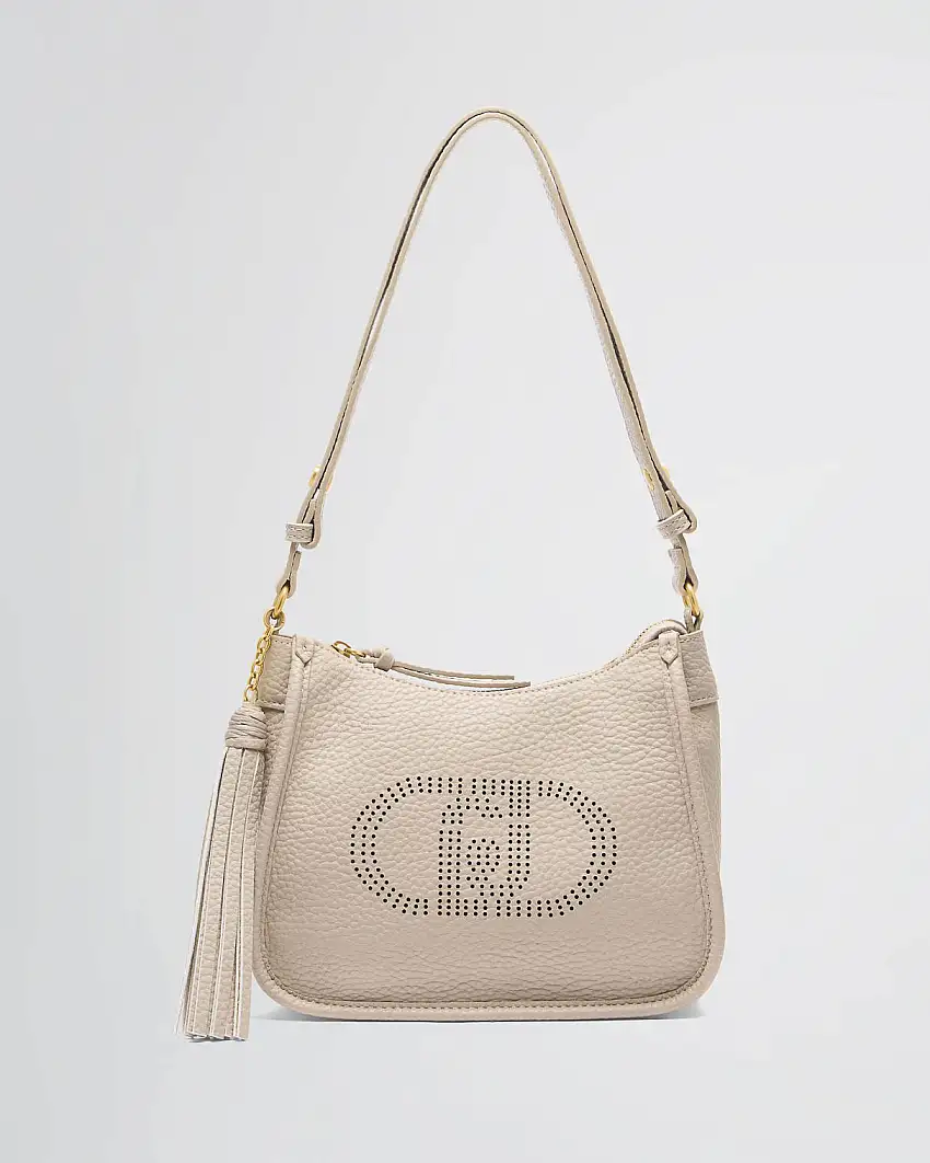 Borsa a spalla beige piccola in similpelle bottalata con charm a nappina e maxi logo in borchie