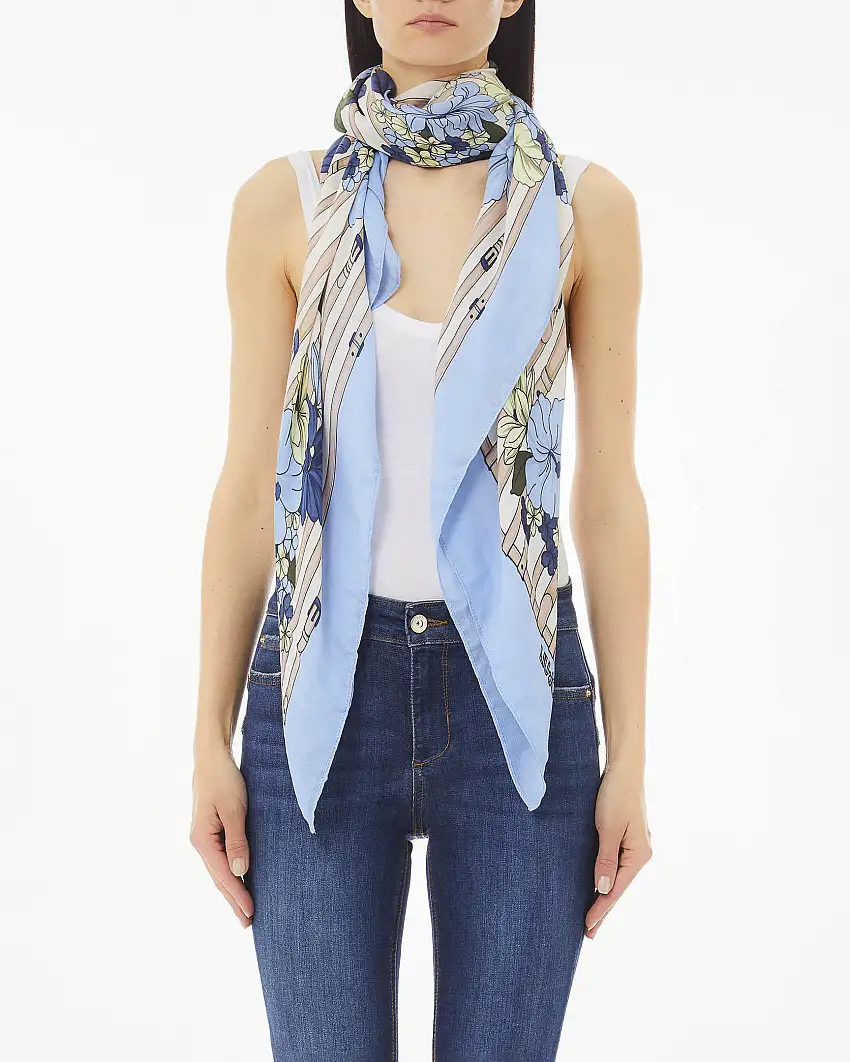 Foulard azzurro e beige in modal con stampa a motivo di cinture e fiori di ibisco