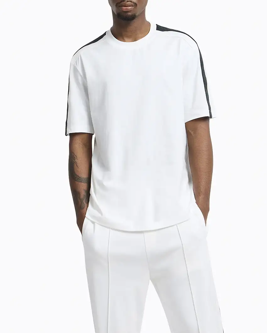 T-shirt bianca girocollo in puro cotone con tape logo in rilievo tono su tono su spalle e maniche