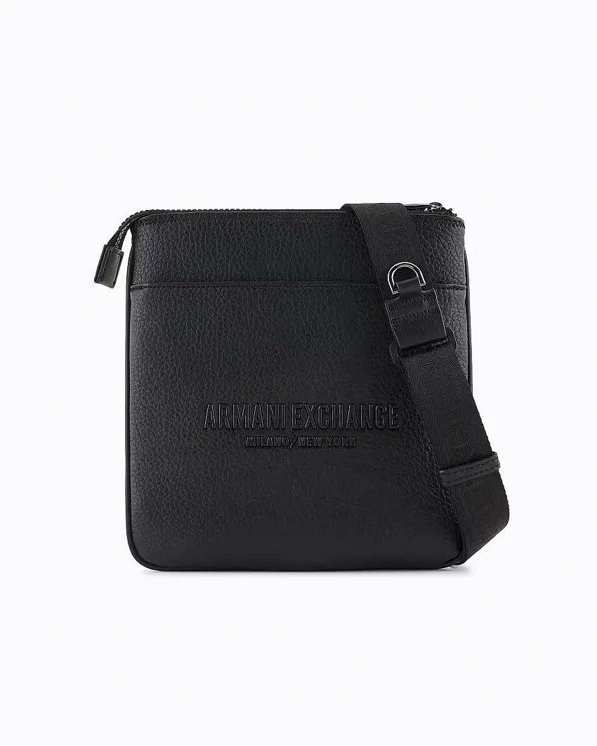 Borsa a tracolla piatta Armani Exchange nera in similpelle martellata con logo frontale in metallo lucido