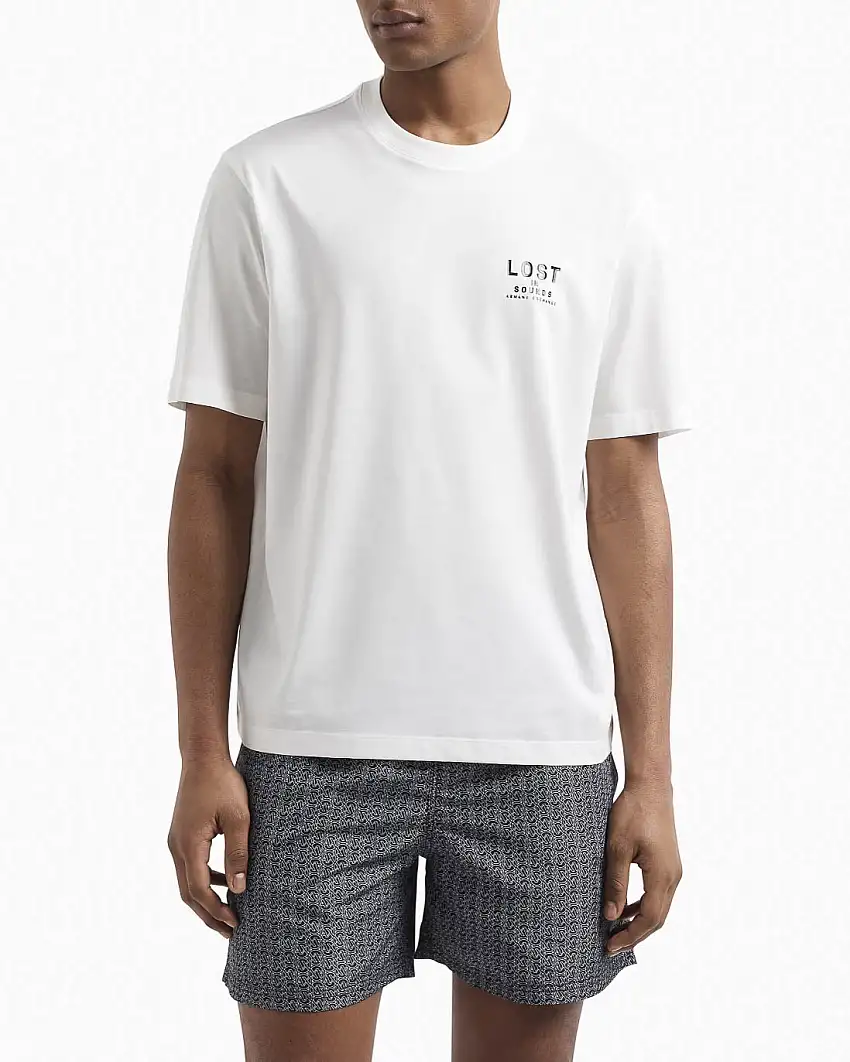 T-shirt bianca mezza manica con scritta Lost in Sounds in nero lucido sul petto