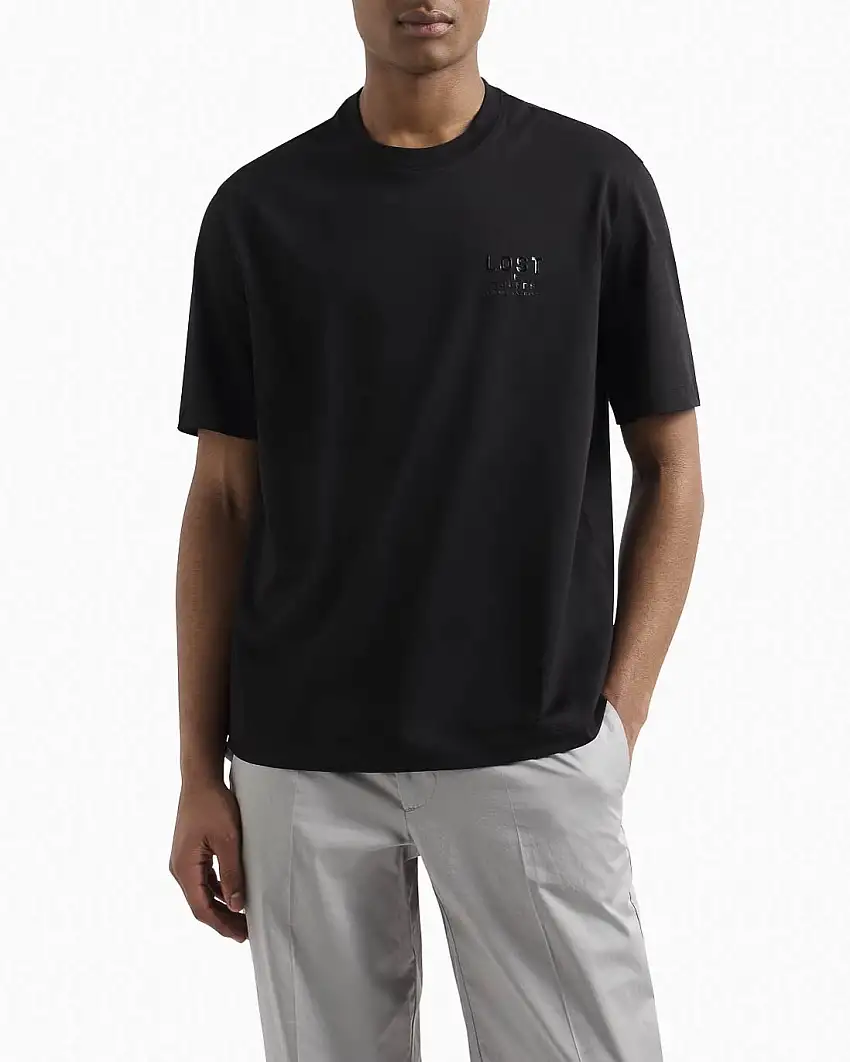 T-shirt nera mezza manica con scritta Lost in Sounds lucida sul petto