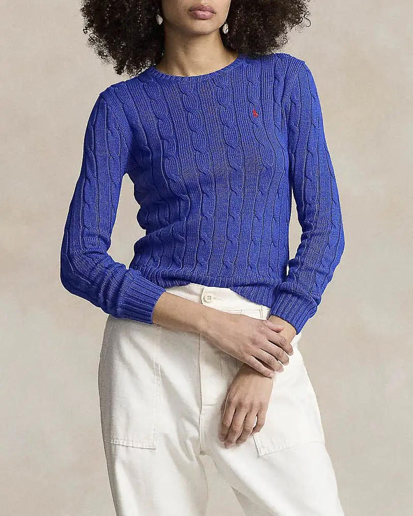 Maglioncino blu China in cotone lavorazione a trecce con logo rosso ricamato sul petto