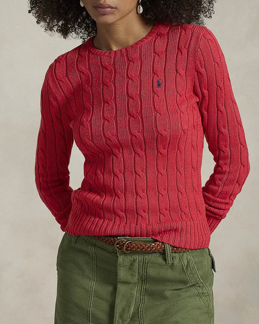 Maglioncino rosa fragola in cotone lavorazione a trecce con logo blu ricamato sul petto