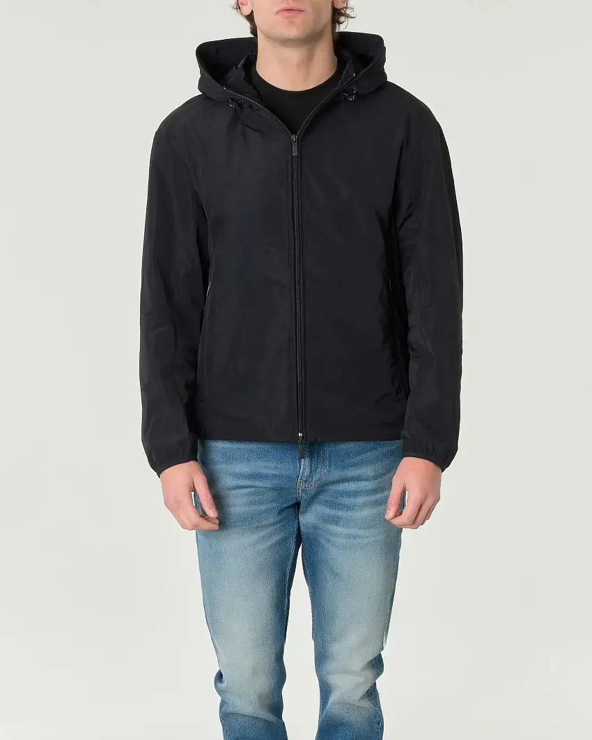 Giubbino con cappuccio nero in tessuto antivento con tasche laterali con cerniera