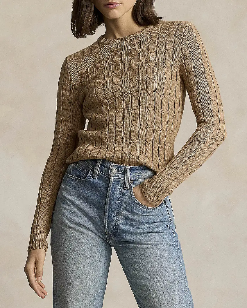 Maglia color cammello lavorata a trecce in puro cotone con logo ricamato a contrasto sul petto