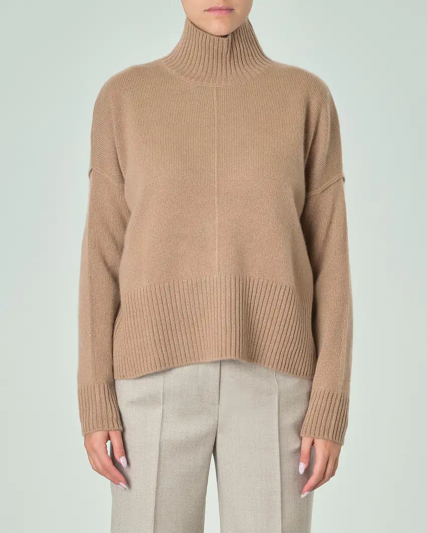 Maglia boxy color cammello in puro cashmere con collo alto e nervature a rilievo