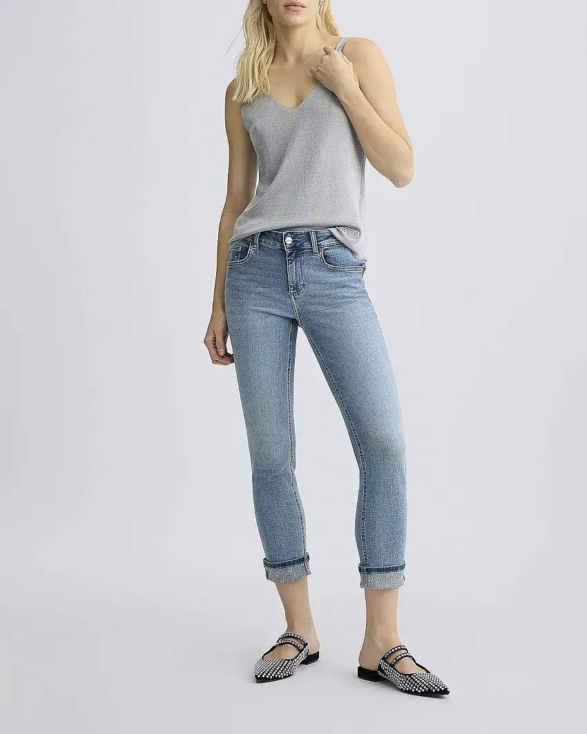 Jeans skinny cropped lavaggio chiaro super stone washed con motivo monogram in strass sui risvolti