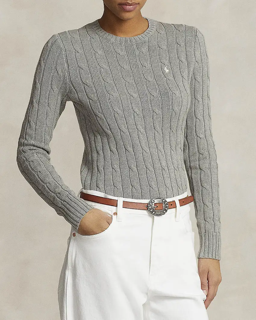 Maglia grigia lavorata a trecce in puro cotone con logo ricamato a contrasto sul petto