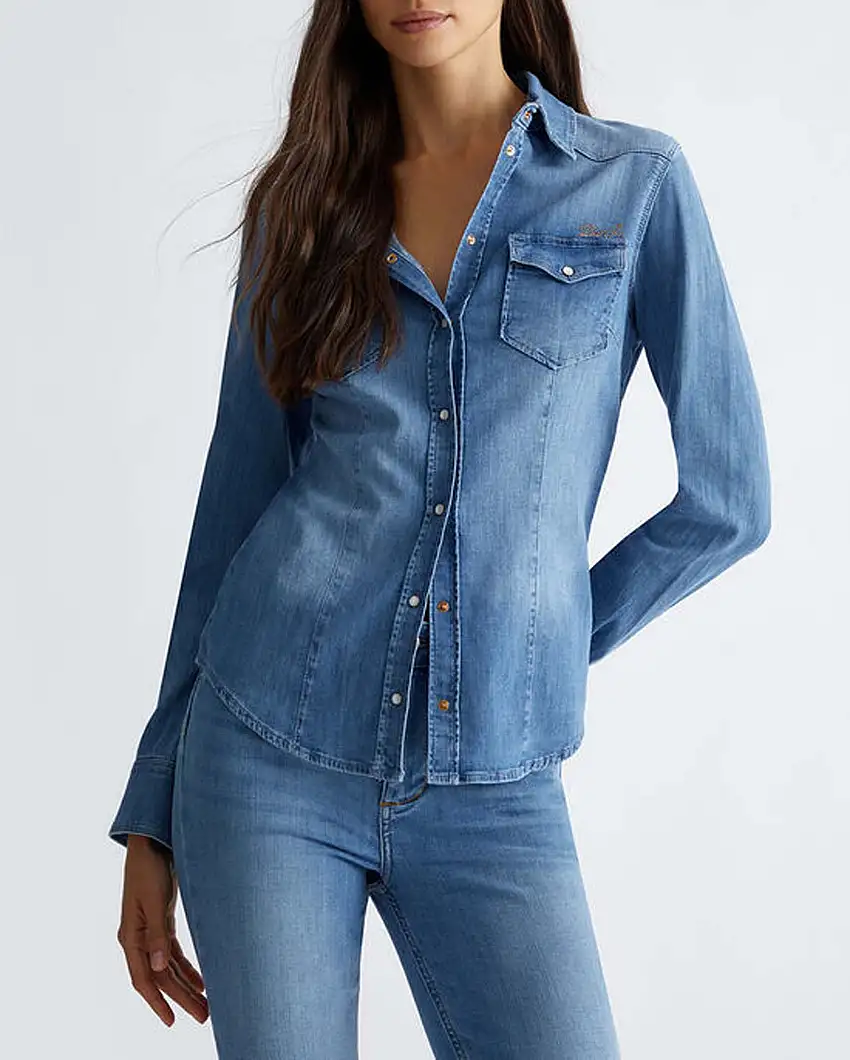 Camicia in denim lavaggio medio super stone washed dalla linea aderente con logo in strass