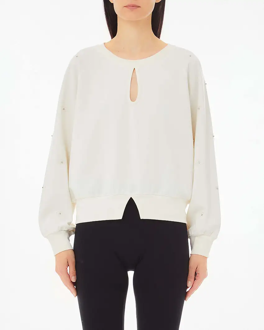 Felpa bianca in interlock di viscosa con apertura a goccia e strass applicati sulla maniche