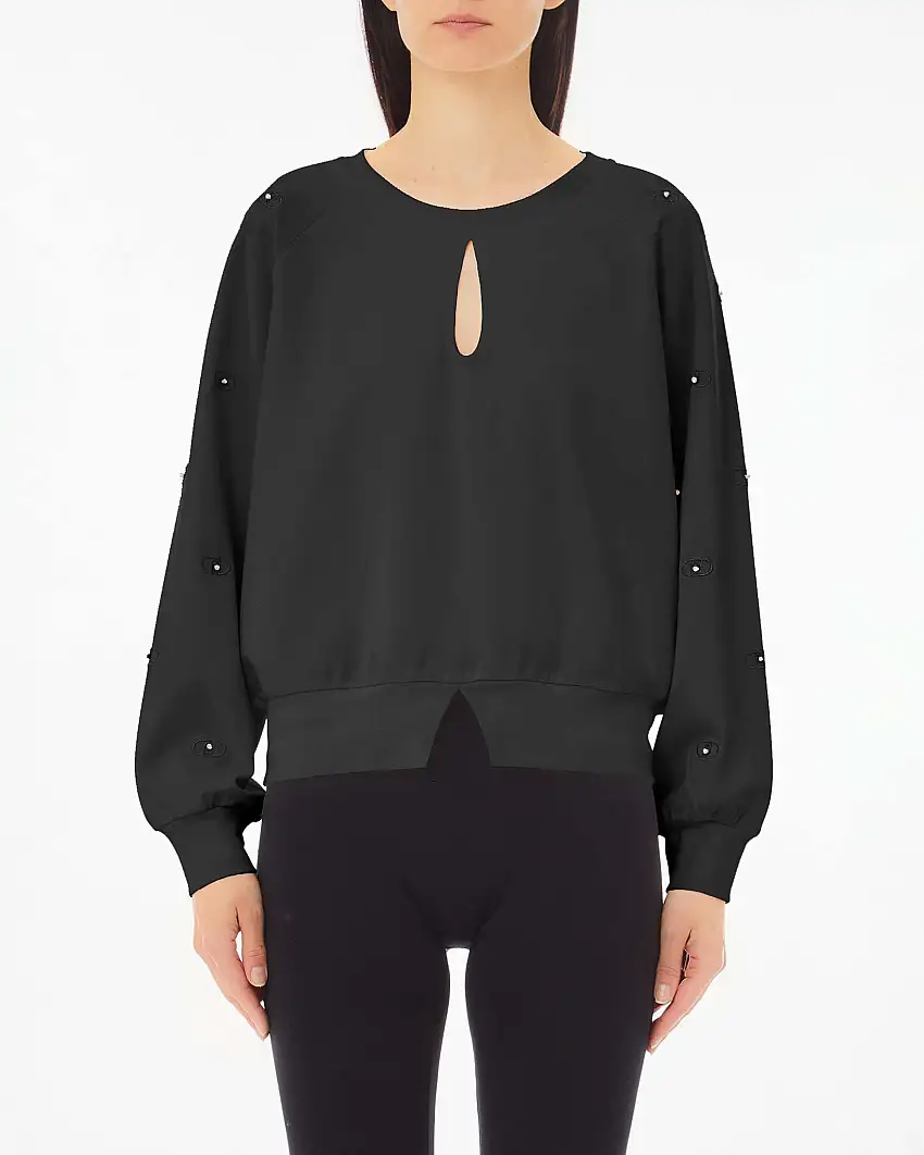 Felpa nera in interlock di viscosa con apertura a goccia e strass applicati sulla maniche