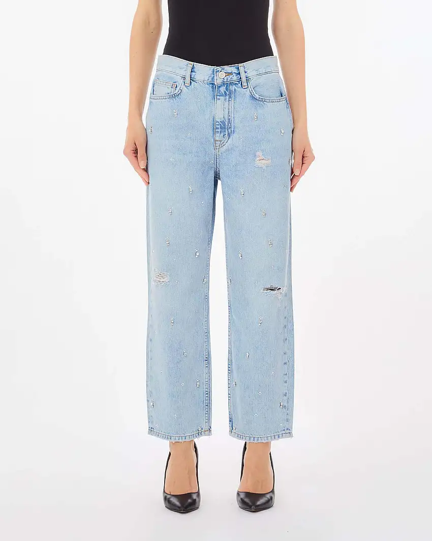 Jeans straight a vita media in cotone lavaggio chiaro bleached con rotture e strass applicati