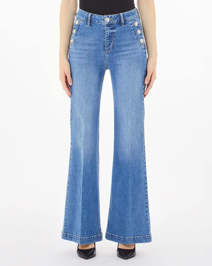 Jeans flare lavaggio medio super stone washed con bottoni applicati sul profilo delle tasche frontali