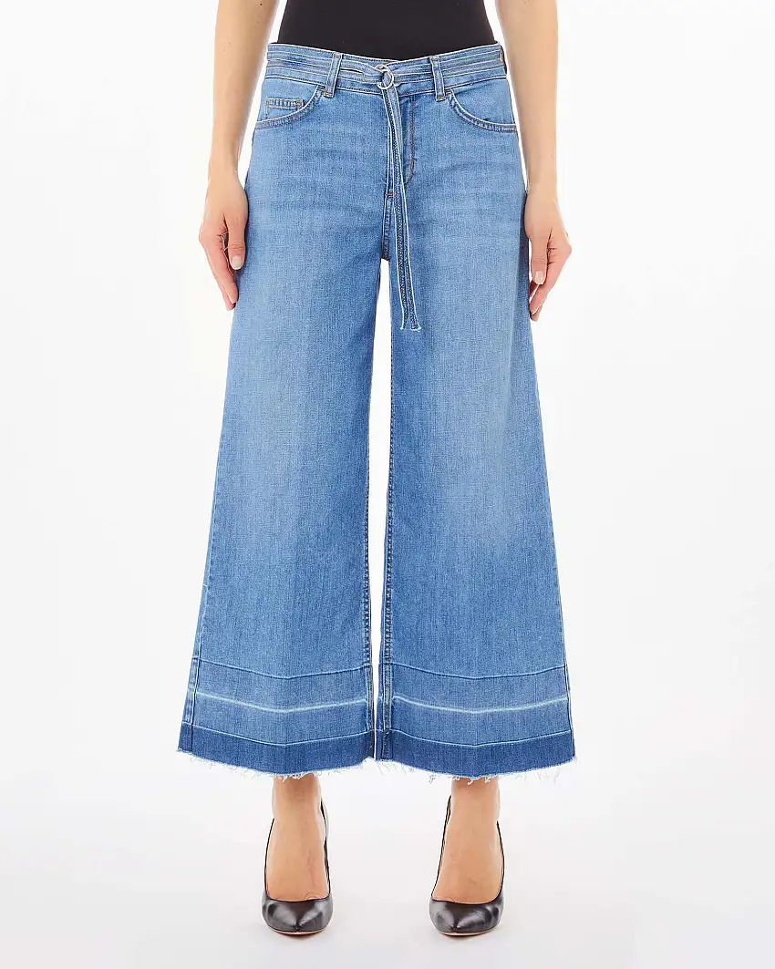 Jeans wide leg cropped in cotone stretch lavaggio medio super stone washed con fondo sfrangiato