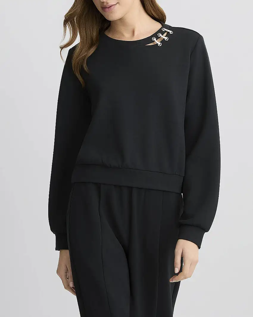 Felpa nera in misto modal effetto scuba con cut out e dettaglio piercing lungo lo scollo tondo