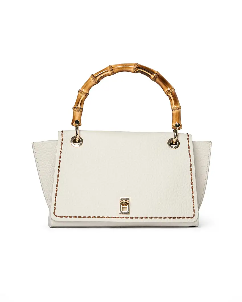 Borsa a mano color avorio a trapezio in pelle bottalata con chiusura a patta e manico in bamboo