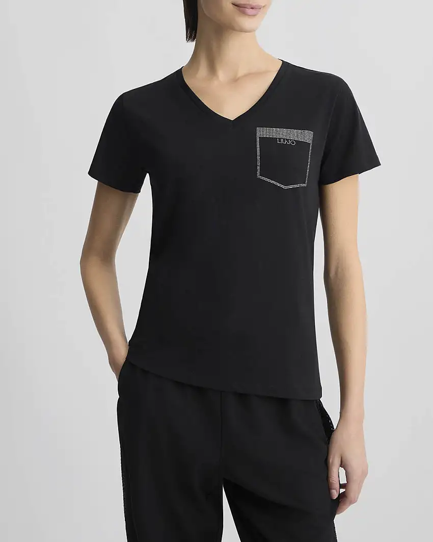 T-shirt nera in cotone con scollo a V e finto taschino sul petto in strass argento