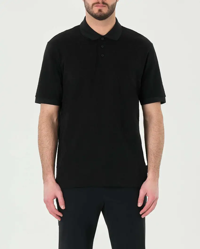 Polo nera mezza manica con lavorazione a logo jacquard all over