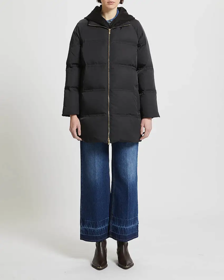 Piumino nero in tessuto antigoccia dal finish semi lucido con collo in piedi