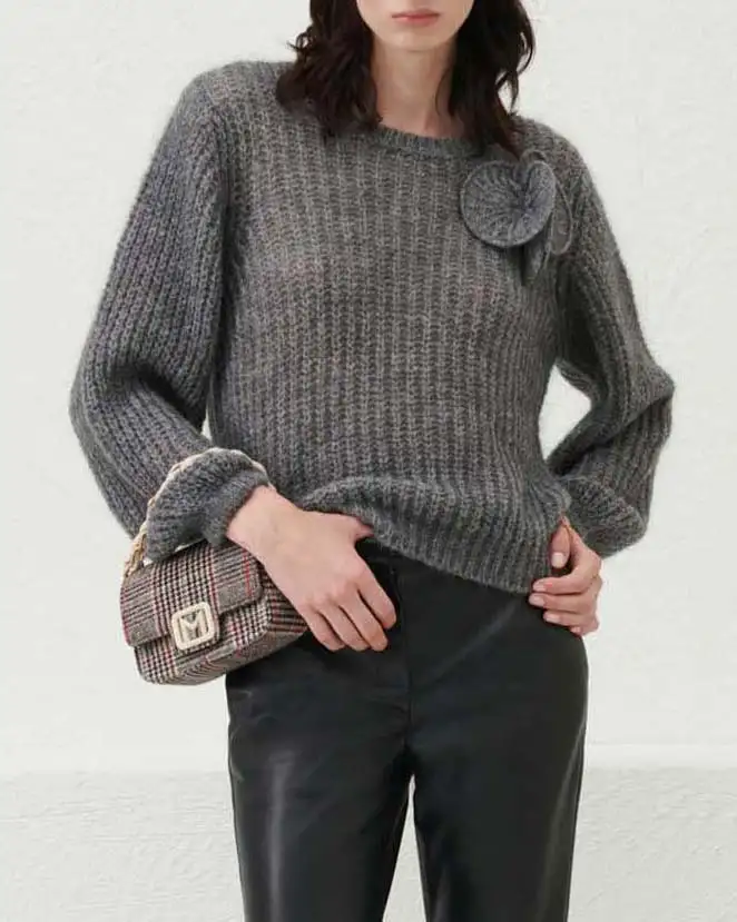 Maglia grigio melange in misto mohair lavorata a punto pannocchia con fiore applicato