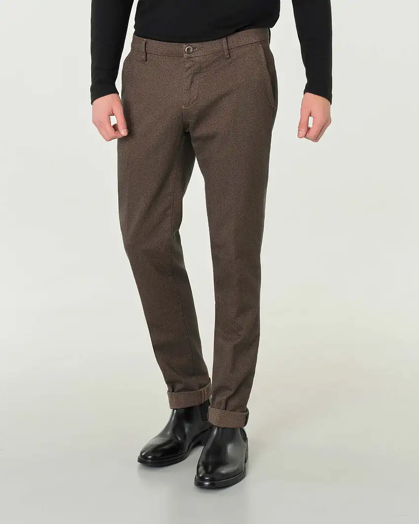 Pantaloni chino Levanto marroni slim-fit in tessuto ad armatura chevron nera